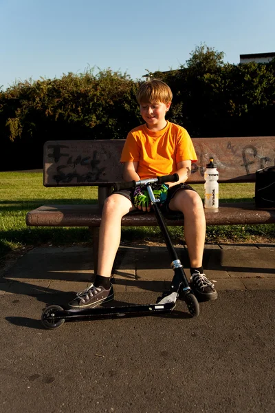 Lindo chico scooting con su scooter — Foto de Stock