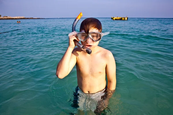 Fiatal fiú élvezi az óceán — Stock Fotó