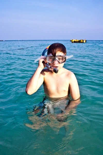 Мальчик наслаждается океаном — стоковое фото