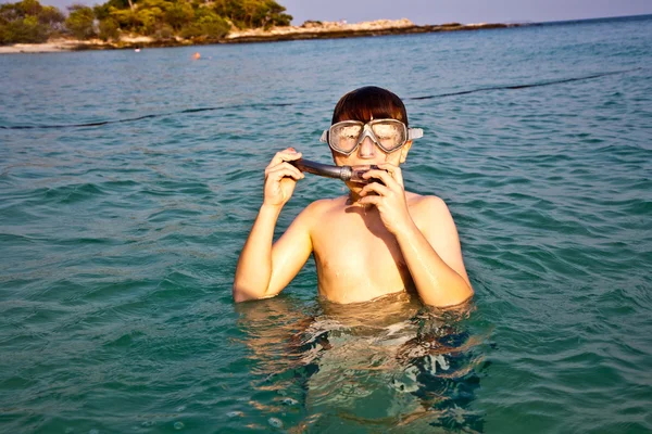 어린 소년 즐기는 바다 — 스톡 사진