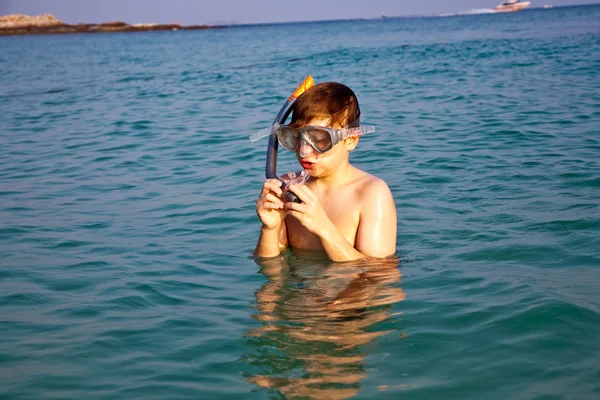 Ung pojke tycker om havet — Stockfoto