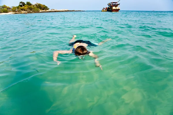 Mladík se těší oceán — Stock fotografie