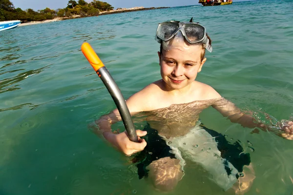 Мальчик наслаждается океаном — стоковое фото