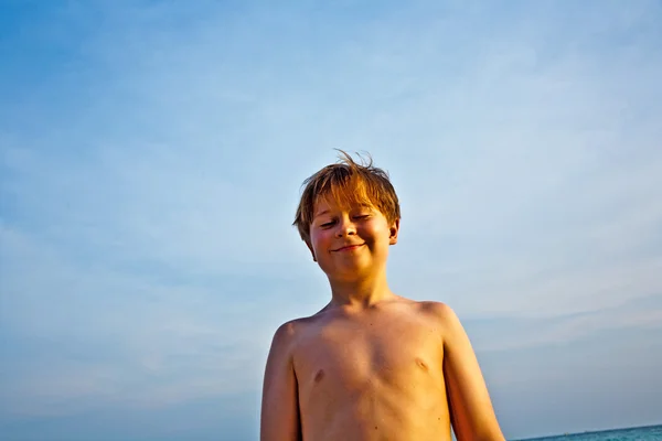 Rapaz feliz na praia — Fotografia de Stock