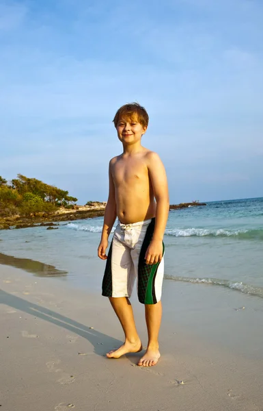 Szczęśliwy chłopiec na plaży — Zdjęcie stockowe