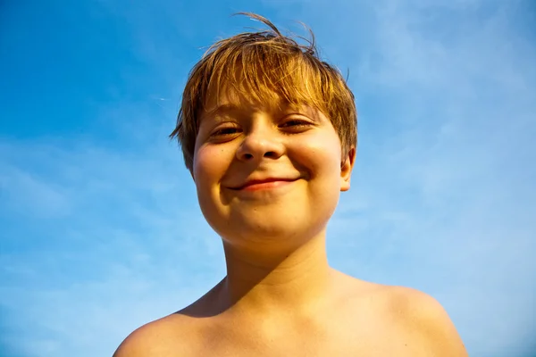 Glücklicher Junge am Strand — Stockfoto