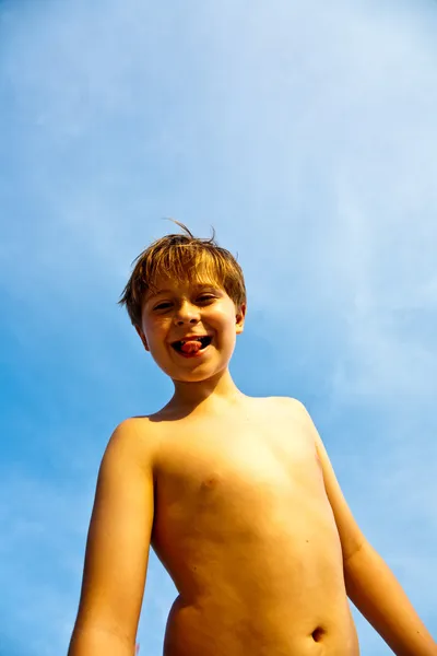 Szczęśliwy chłopiec na plaży — Zdjęcie stockowe