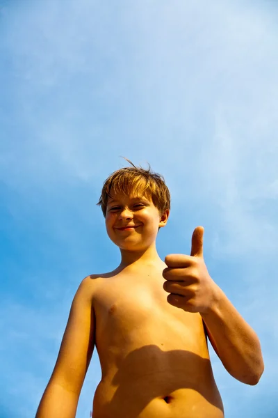 Šťastný chlapec na pláži — Stock fotografie