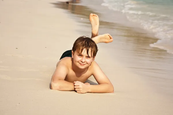 해변에 누워 행복 한 소년 — 스톡 사진
