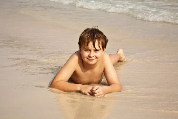 Plajda yatan mutlu çocuk — Stok fotoğraf