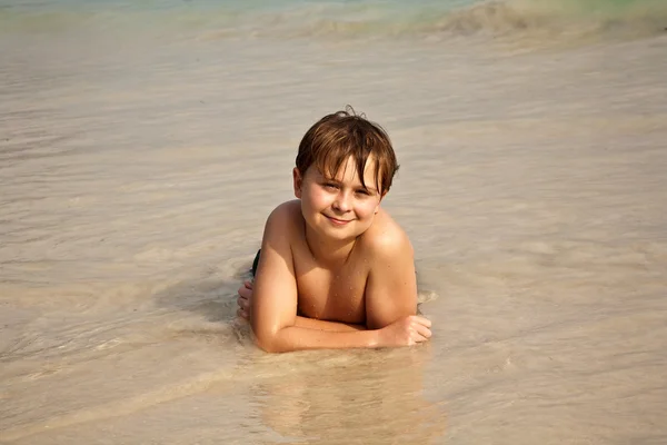 Mutlu genç çocuk plaja sahiptir. — Stok fotoğraf