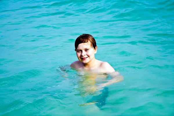 微笑的男孩喜欢在海里游泳 — 图库照片