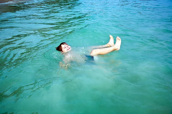 Usměvavý chlapec má plavání v moři — Stock fotografie