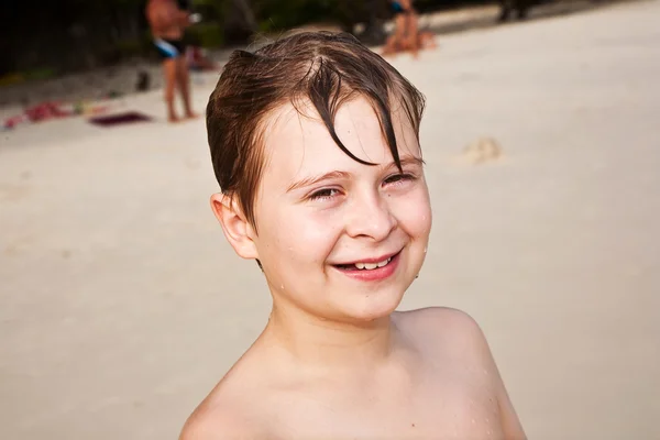 Glad ung pojke har stranden — Stockfoto