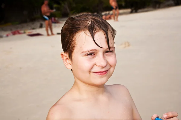 Щасливий молодий хлопчик насолоджується пляжем — стокове фото