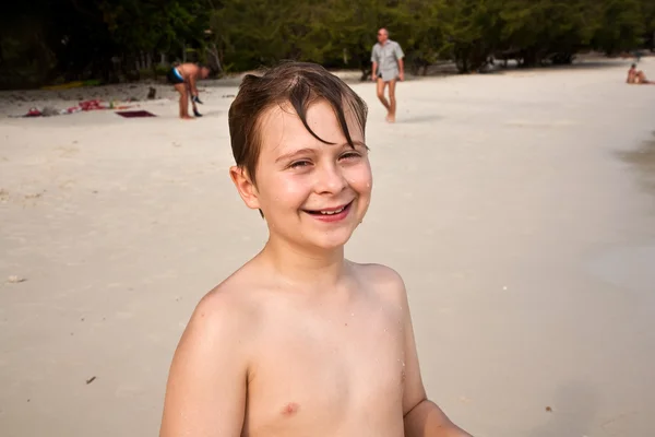 Happy νεαρό αγόρι απολαμβάνει την παραλία — Φωτογραφία Αρχείου