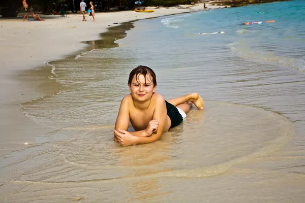 Šťastný mladík se těší na pláž — Stock fotografie
