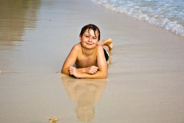 Szczęśliwy młody chłopak cieszy plaży — Zdjęcie stockowe