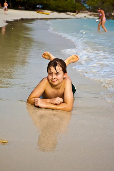 Heureux jeune garçon aime la plage — Photo