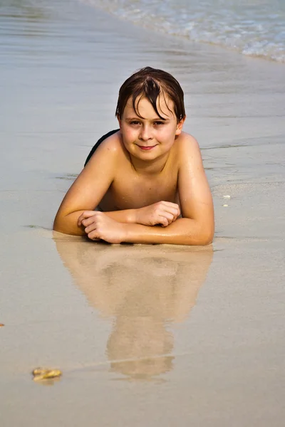 Heureux jeune garçon aime la plage — Photo