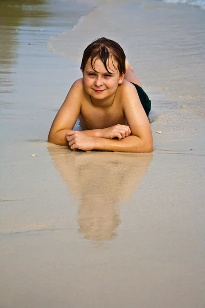 Boldog, fiatal fiú élvezi a strandon — Stock Fotó