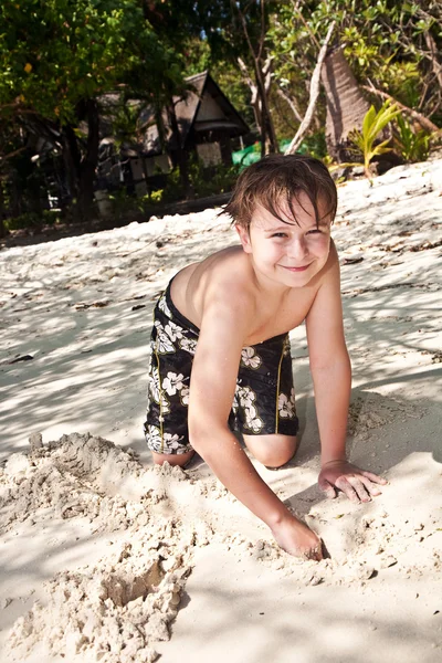 Glad ung pojke har stranden — Stockfoto