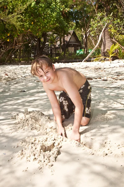 快乐的小男孩喜欢在海滩 — 图库照片