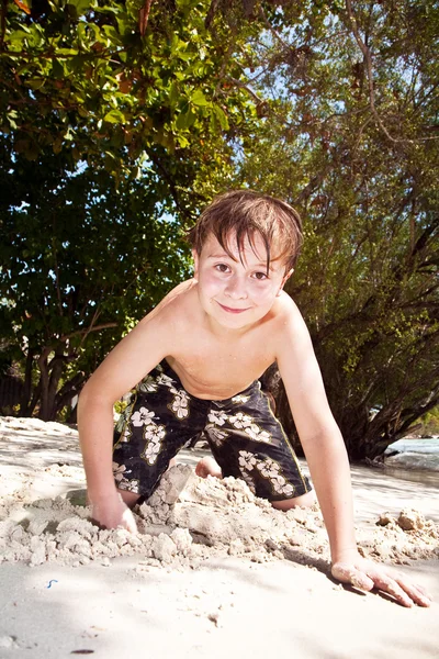 Счастливый мальчик наслаждается пляжем — стоковое фото