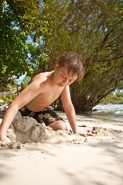 Felice giovane ragazzo gode la spiaggia — Foto Stock
