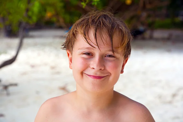 Szczęśliwy młody chłopak cieszy plaży — Zdjęcie stockowe