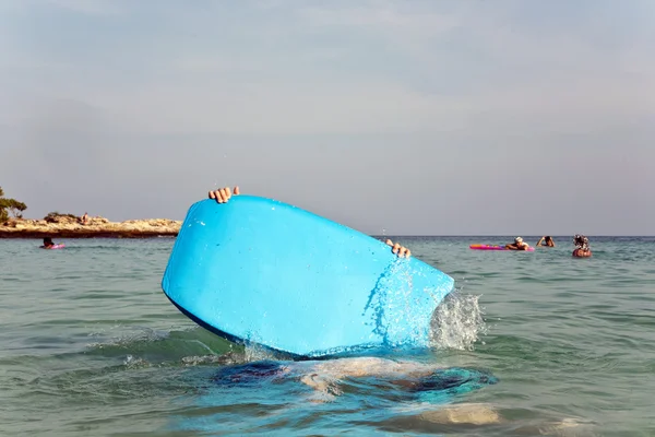 Купить - это серфинг в океане — стоковое фото