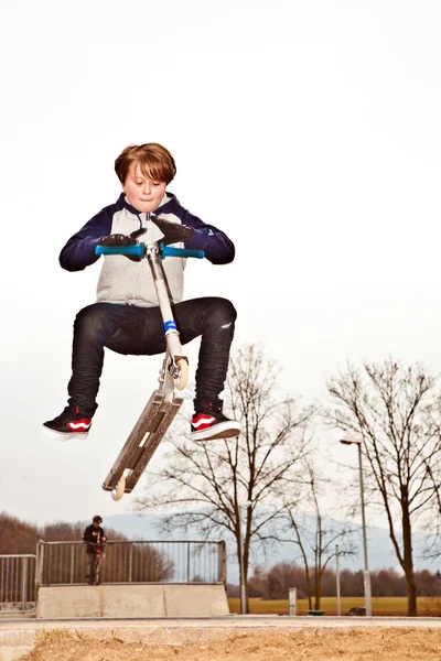 Fiatal fiú lovaglás a Jet-ski, szórakoztató — Stock Fotó