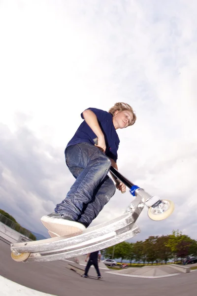 Pojke som flyger med skoter — Stockfoto