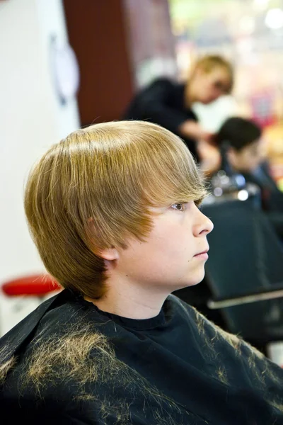 Niño en la peluquería — Foto de Stock