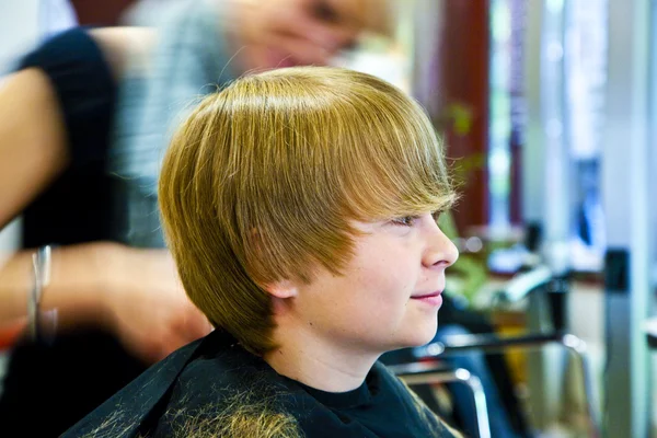 Мальчик в парикмахерской — стоковое фото