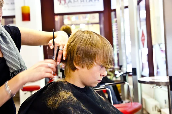 Młody chłopak fryzjerka — Zdjęcie stockowe