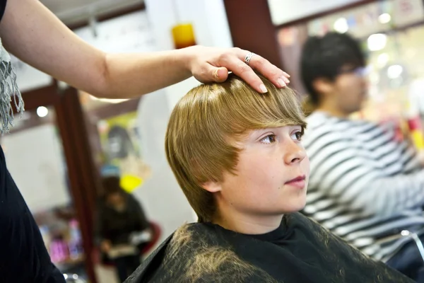 Ung pojke på frisören — Stock fotografie