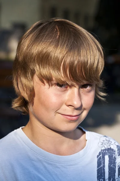 Νεαρό αγόρι που αναζητούν αυτοπεποίθηση — Φωτογραφία Αρχείου