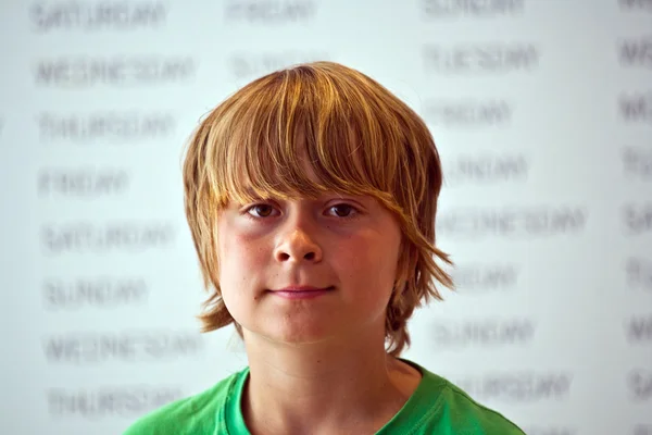Porträtt av en söt pojke — Stockfoto