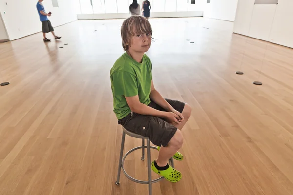 現代の博物館の中の少年 — ストック写真