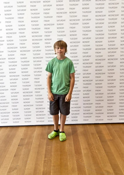 Chłopiec wewnątrz Muzeum współczesnej — Zdjęcie stockowe