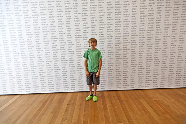 Niño dentro del Museo de lo moderno — Foto de Stock