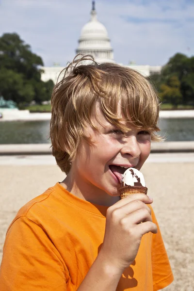 Хлопчик насолоджується морозивом — стокове фото