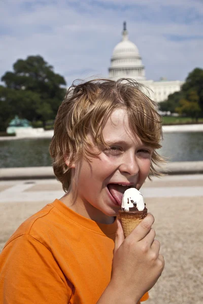 Αγόρι απολαμβάνει παγωτό — Φωτογραφία Αρχείου