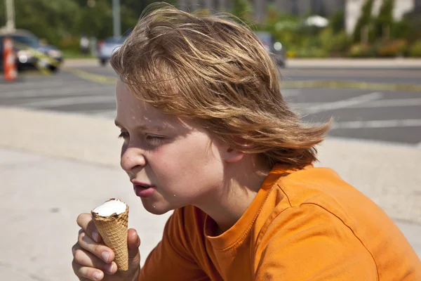 男孩喜欢的冰淇淋 — 图库照片