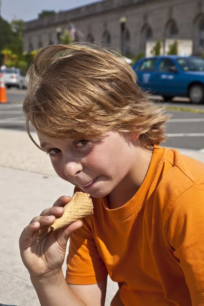 Junge genießt Eis — Stockfoto
