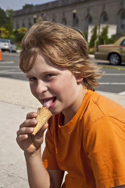 Menino gosta de sorvete — Fotografia de Stock