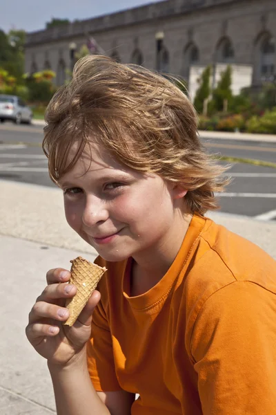 Ragazzo gode di gelato — Foto Stock