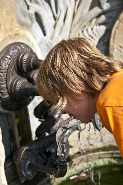 Boy enjoys public trinking water — Stock Photo, Image