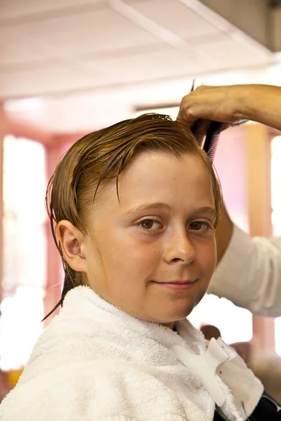 Mladí chlapci u kadeřníka — Stock fotografie